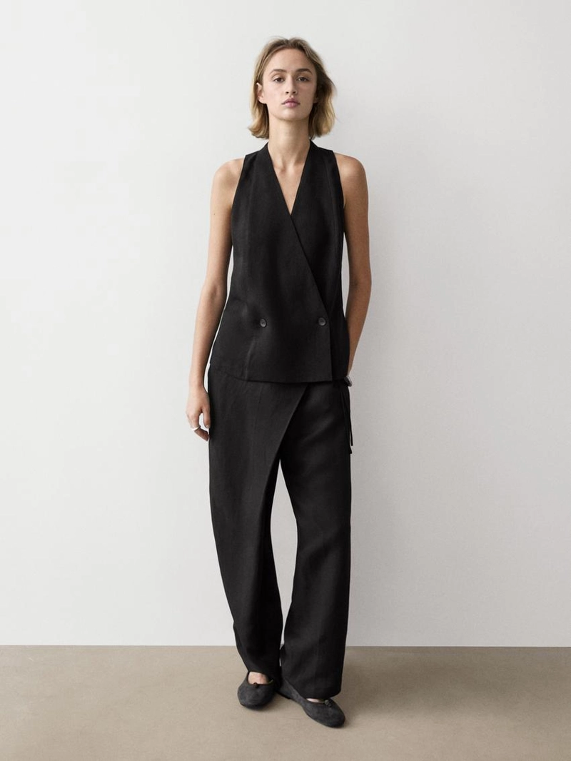 Жилет на две пуговицы с деталями на пуговицах