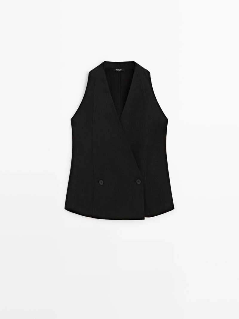 Жилет на две пуговицы с деталями на пуговицах