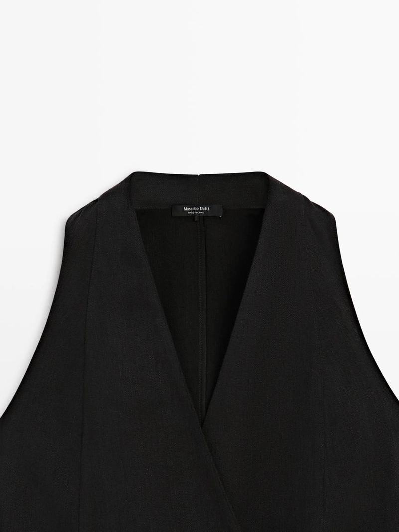 Жилет на две пуговицы с деталями на пуговицах