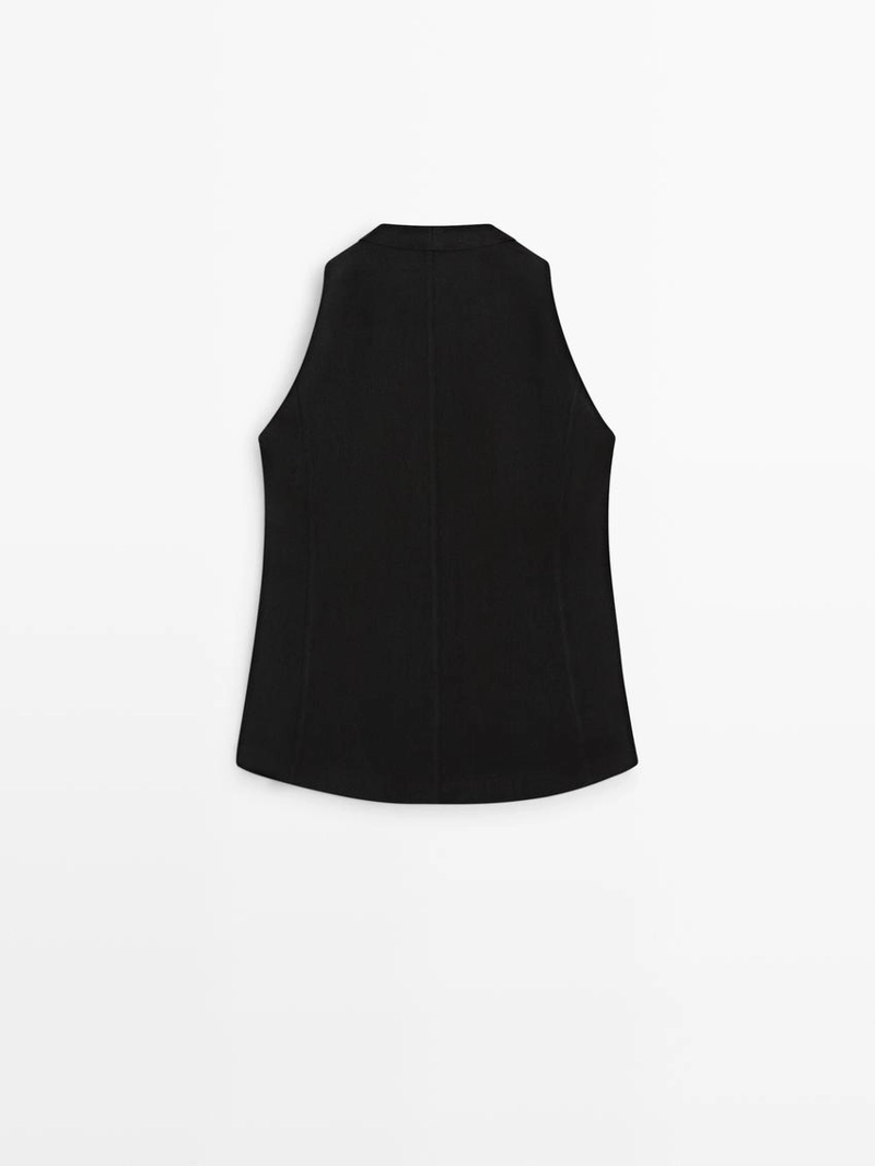 Жилет на две пуговицы с деталями на пуговицах