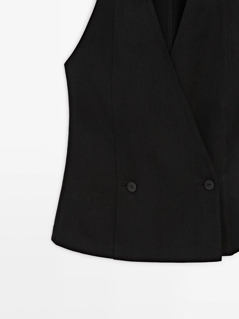 Жилет на две пуговицы с деталями на пуговицах