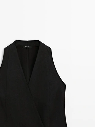 Жилет на две пуговицы с деталями на пуговицах- Заказать в России