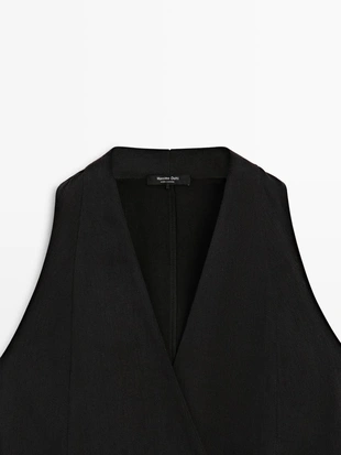 Жилет на две пуговицы с деталями на пуговицах- Заказать в России