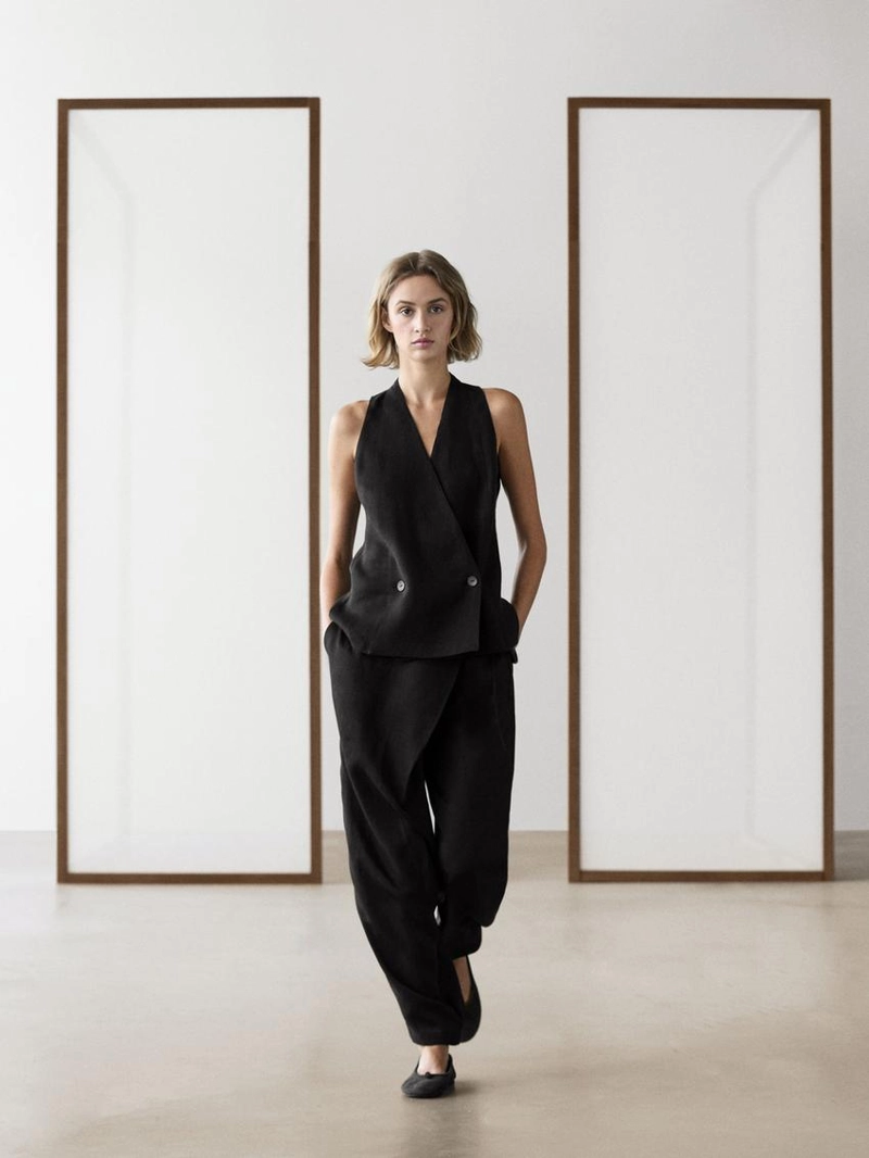 Жилет на две пуговицы с деталями на пуговицах