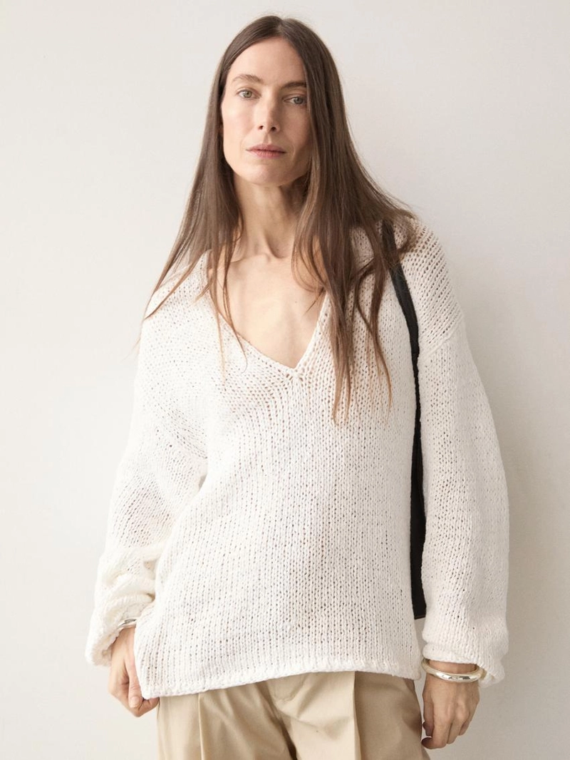 Свитер с вырезом горловины