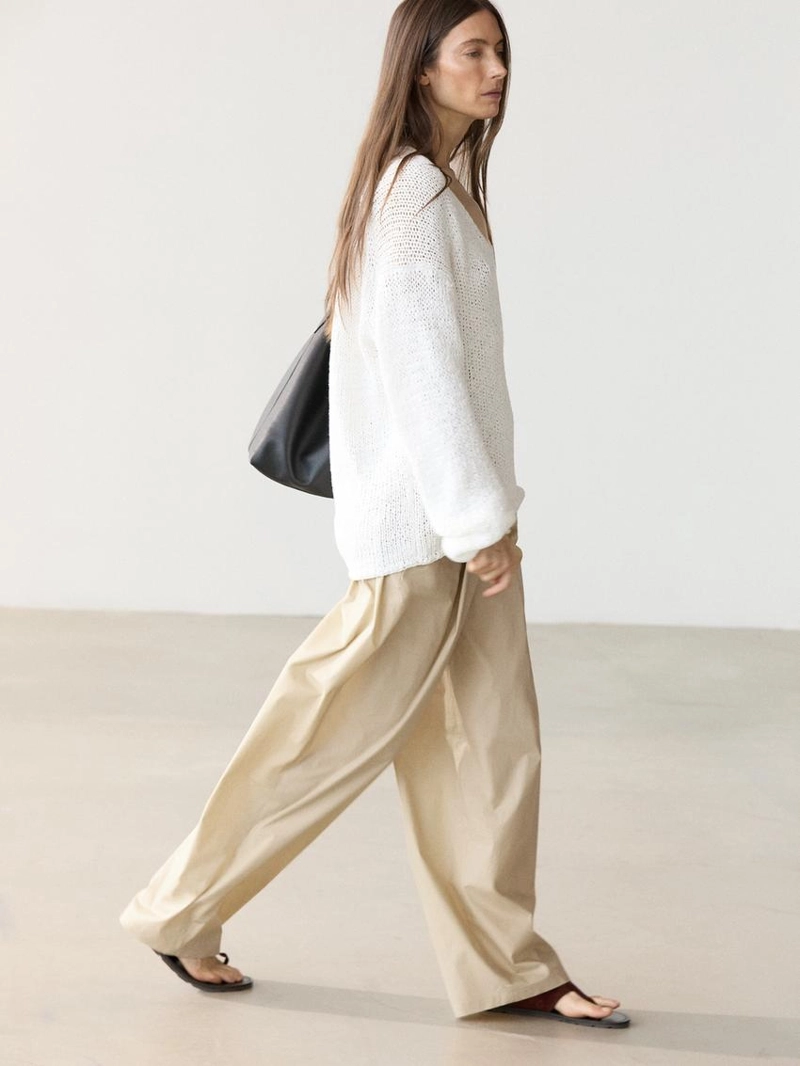 Свитер с вырезом горловины