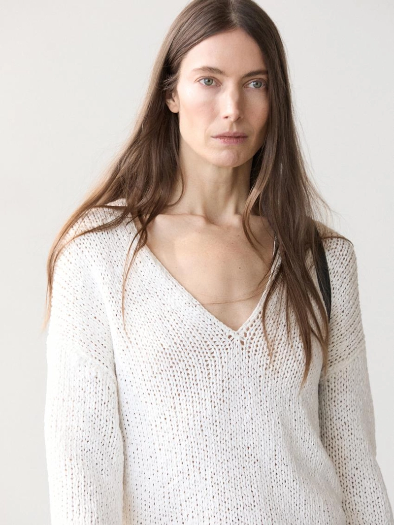 Свитер с вырезом горловины