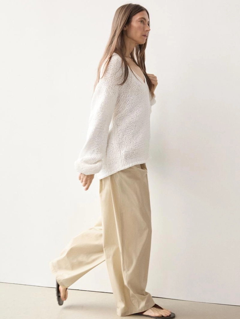 Свитер с вырезом горловины