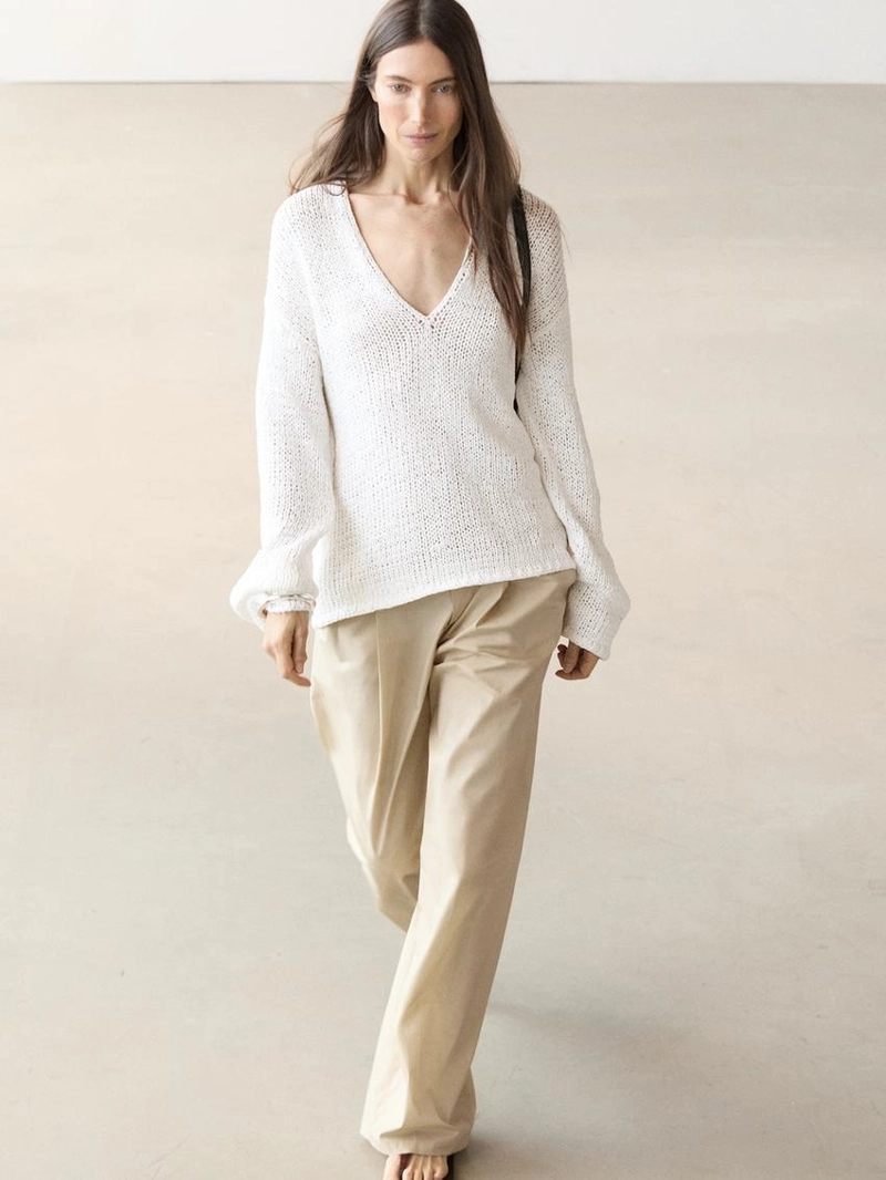 Свитер с вырезом горловины