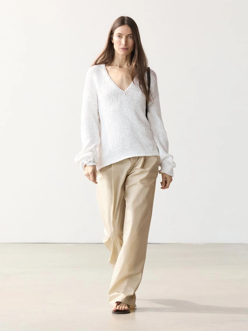 Свитер с вырезом горловины