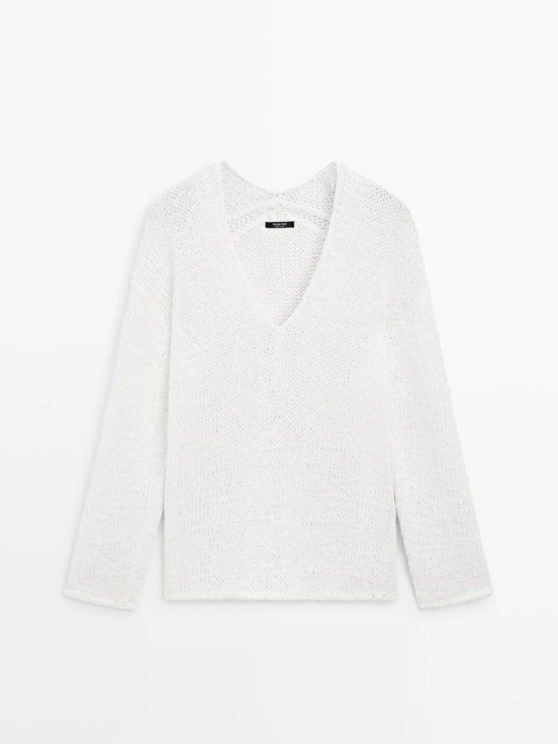 Свитер с вырезом горловины