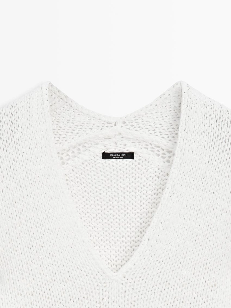 Свитер с вырезом горловины