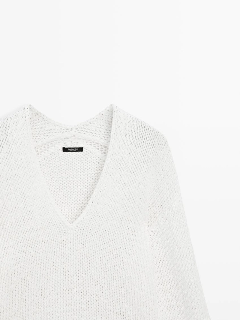 Свитер с вырезом горловины