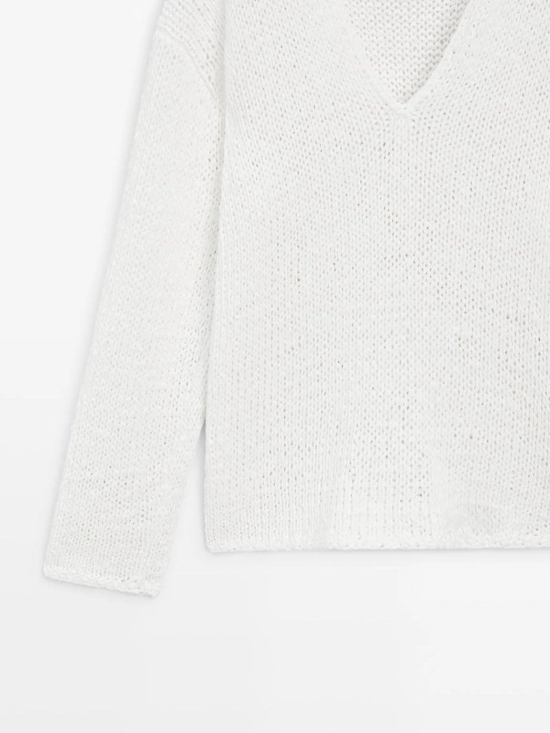 Свитер с вырезом горловины