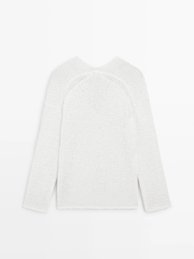 Свитер с вырезом горловины