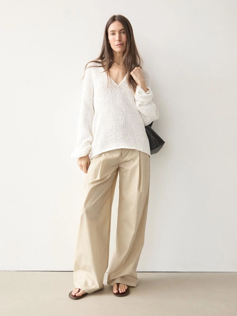 Свитер с вырезом горловины