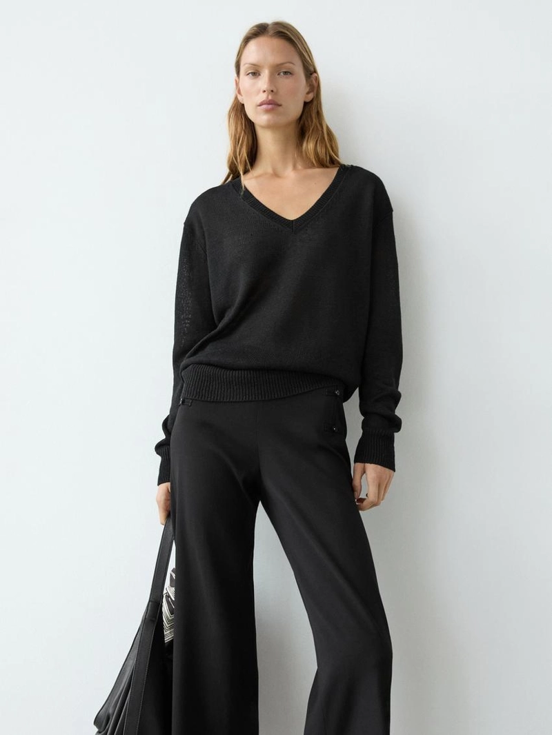 Льняной вязаный свитер с v-образным вырезом