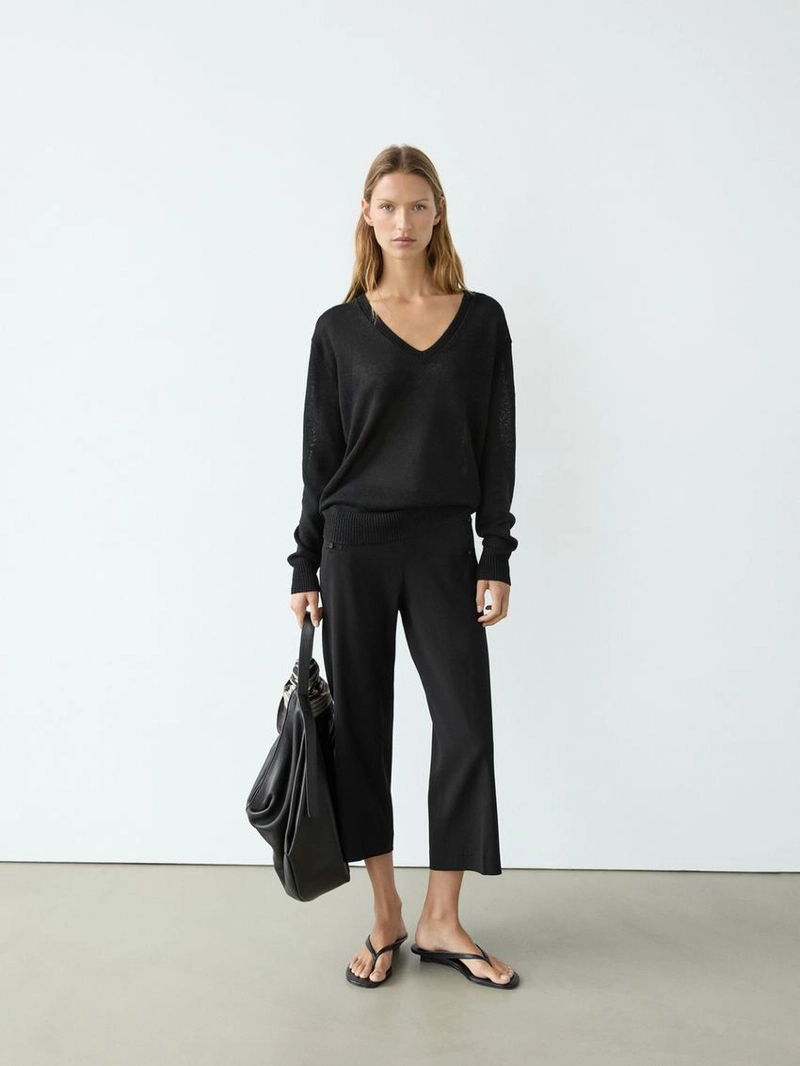 Льняной вязаный свитер с v-образным вырезом