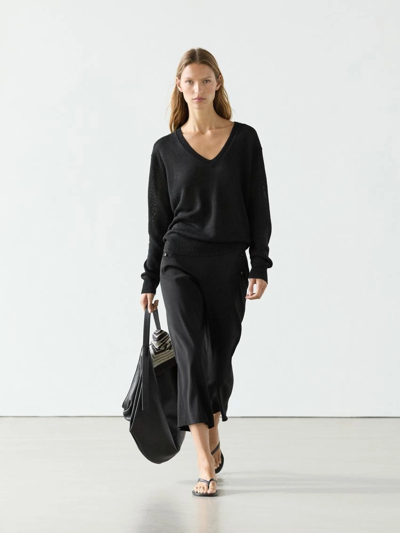 Льняной вязаный свитер с v-образным вырезом