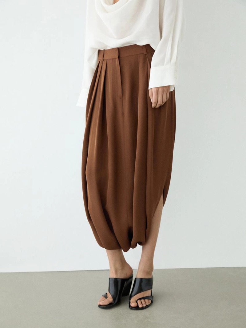 Юбка-шорты из шелковой ткани с защипами