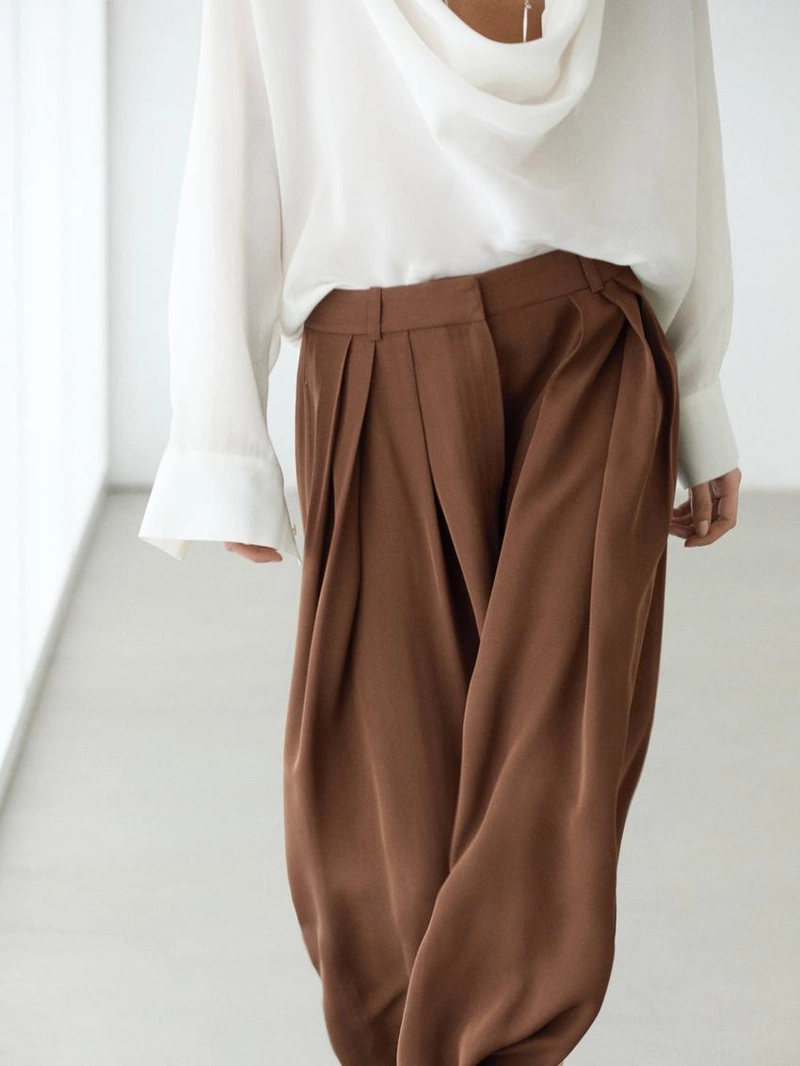 Юбка-шорты из шелковой ткани с защипами