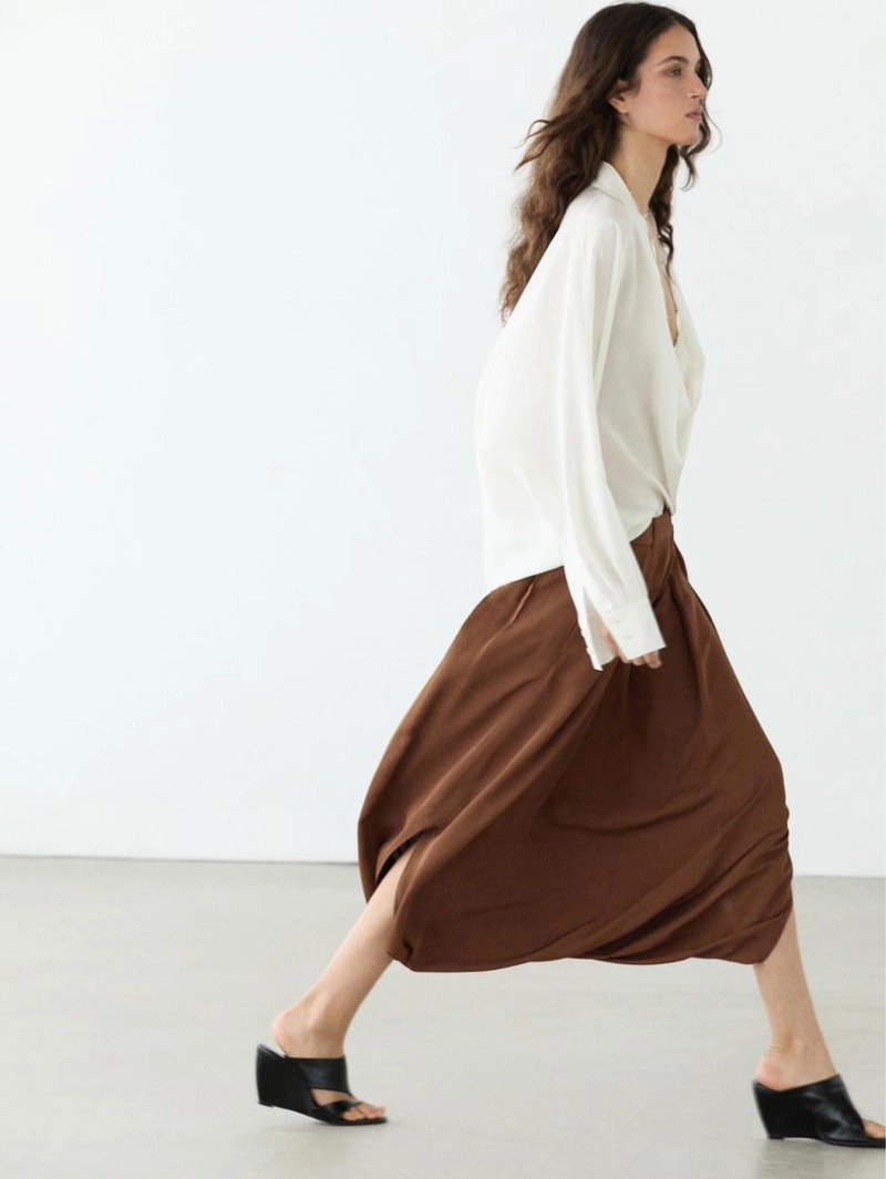 Юбка-шорты из шелковой ткани с защипами