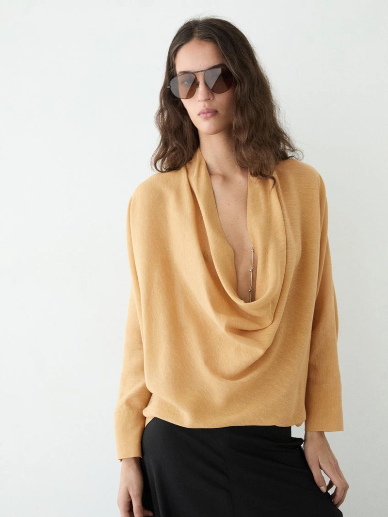 Блузка с плавным драпированным вырезом