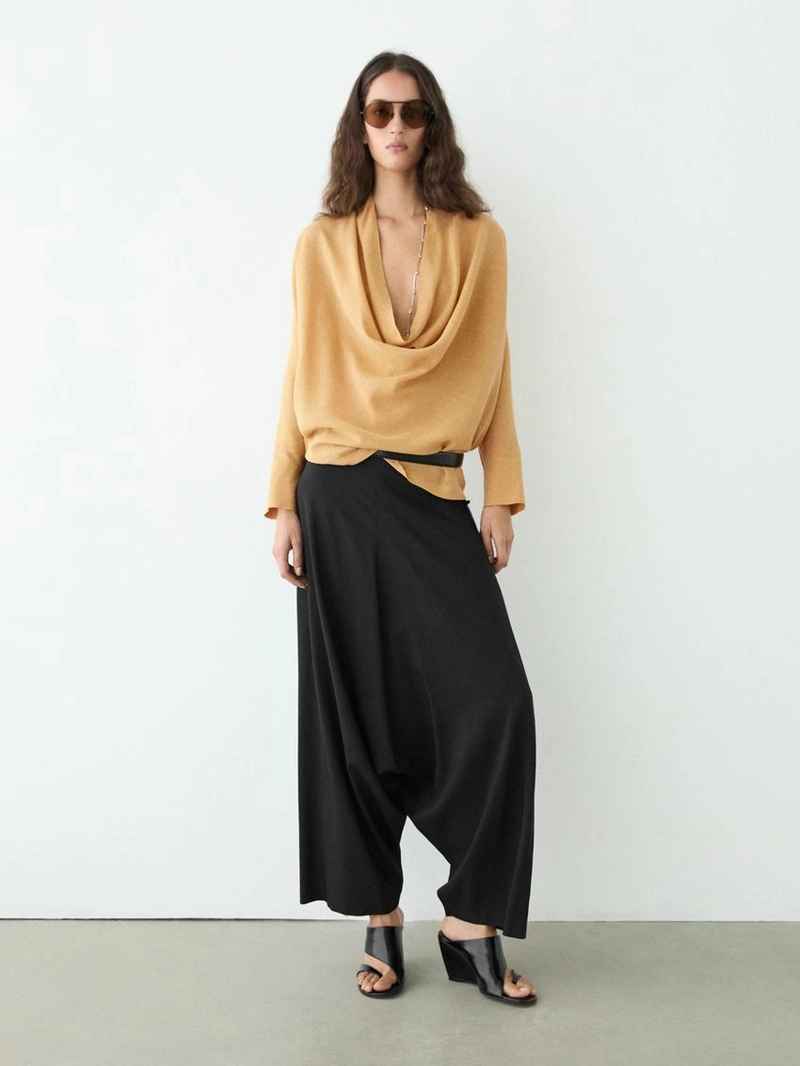 Блузка с плавным драпированным вырезом