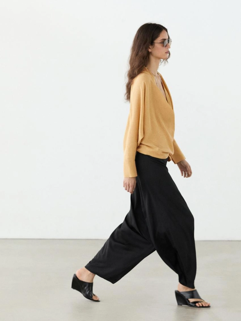 Блузка с плавным драпированным вырезом