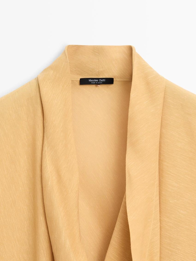 Блузка с плавным драпированным вырезом