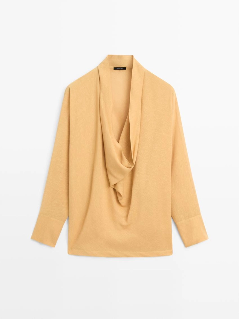 Блузка с плавным драпированным вырезом