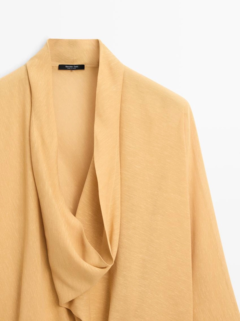 Блузка с плавным драпированным вырезом