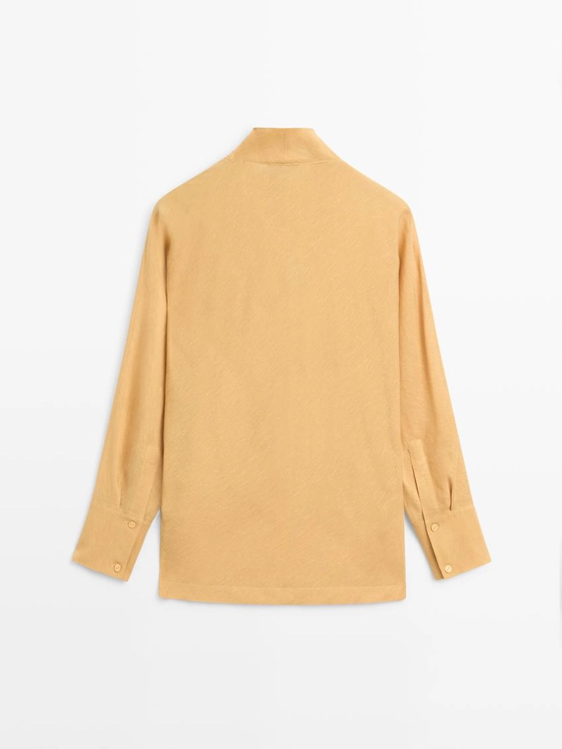 Блузка с плавным драпированным вырезом