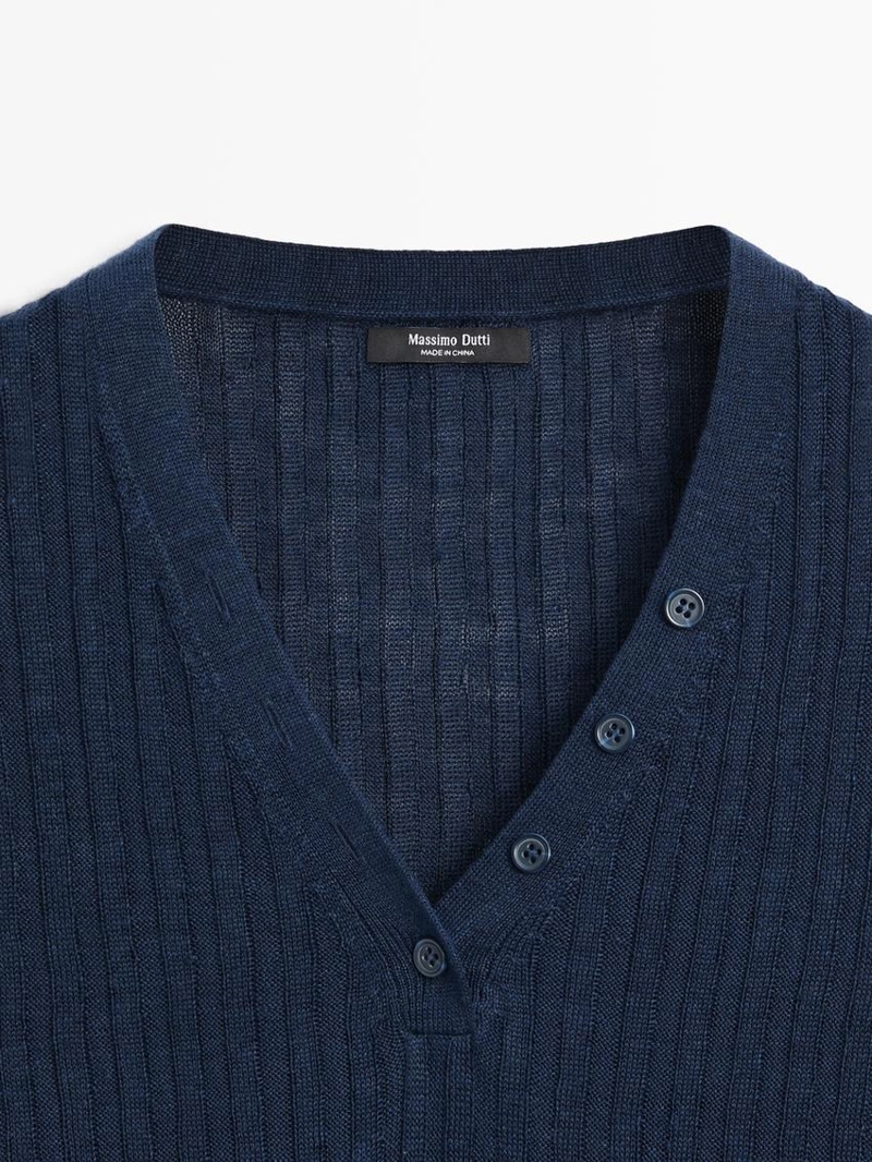 Льняной вязаный свитер с пуговицами