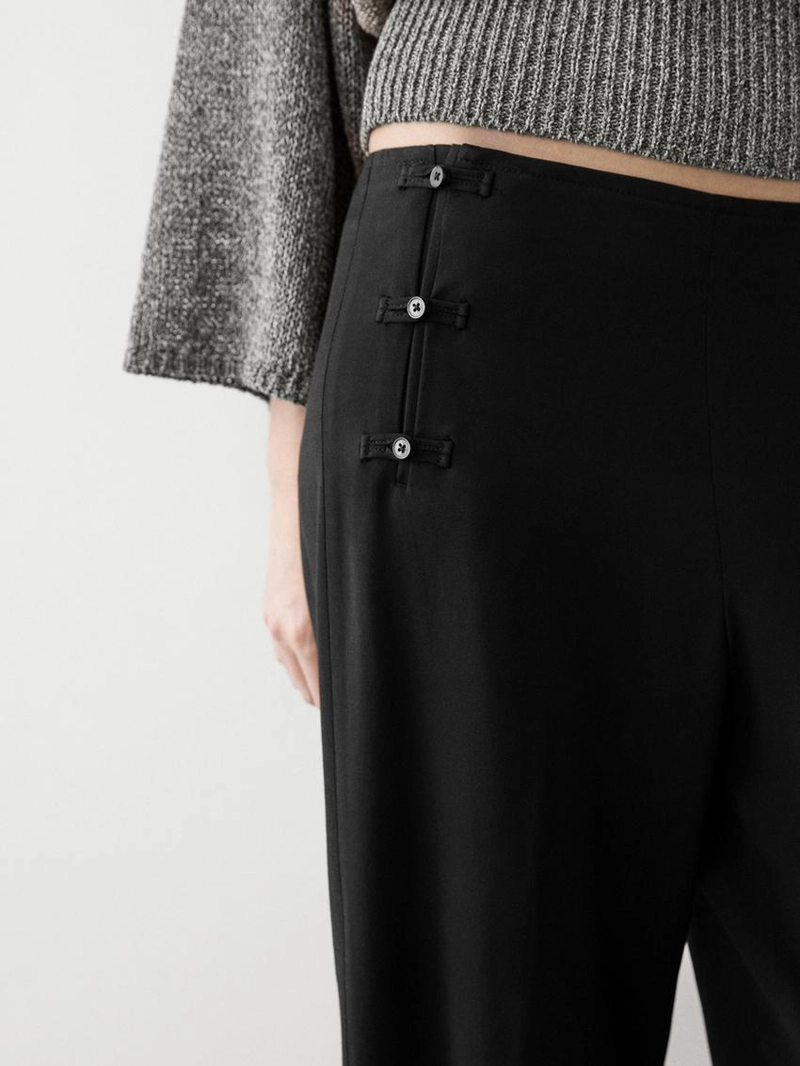 Брюки-капри с деталями на пуговицах