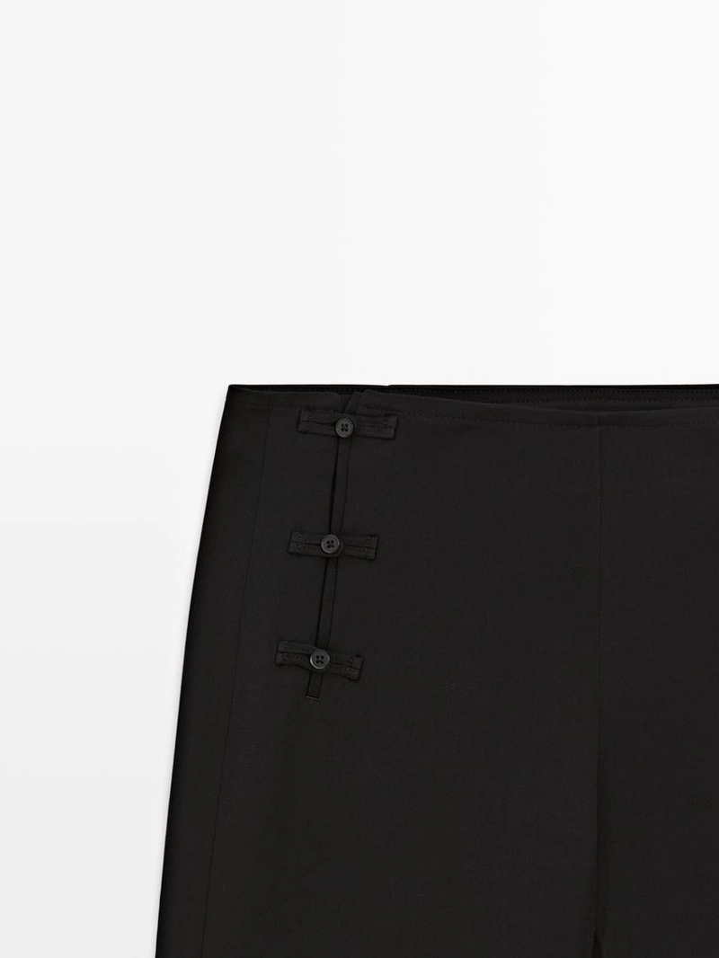 Брюки-капри с деталями на пуговицах