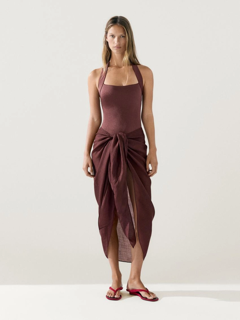 Купальник с блестящими деталями на шее