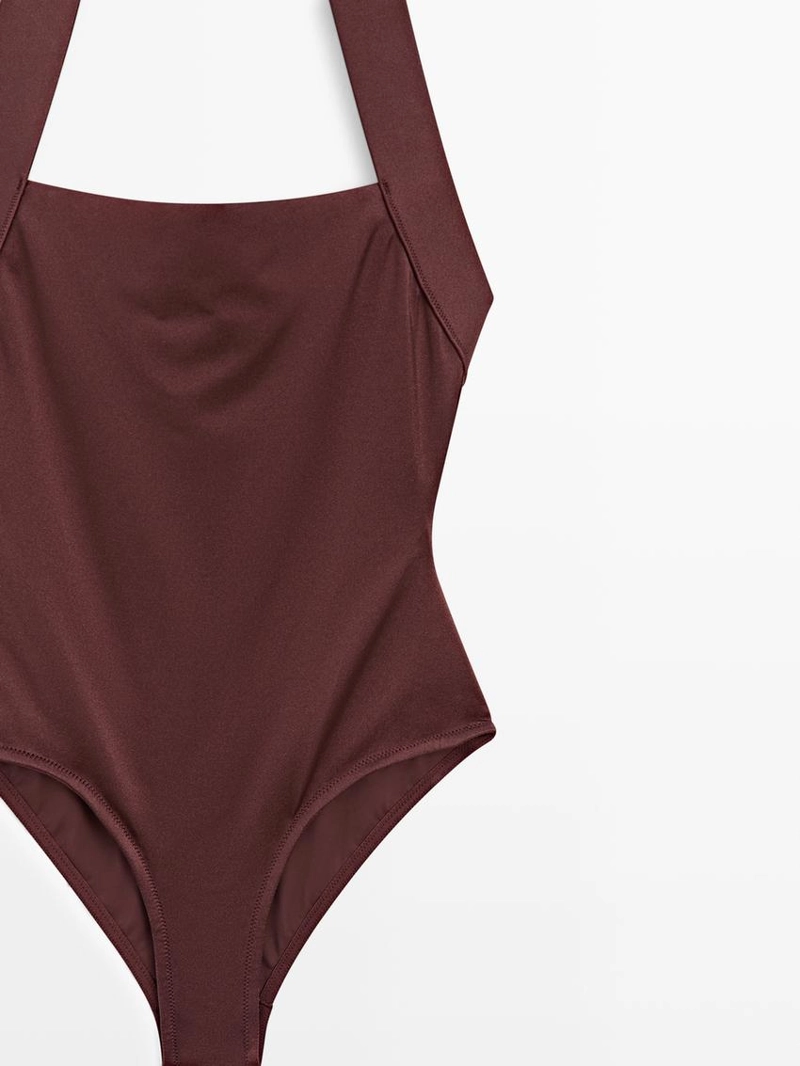 Купальник с блестящими деталями на шее