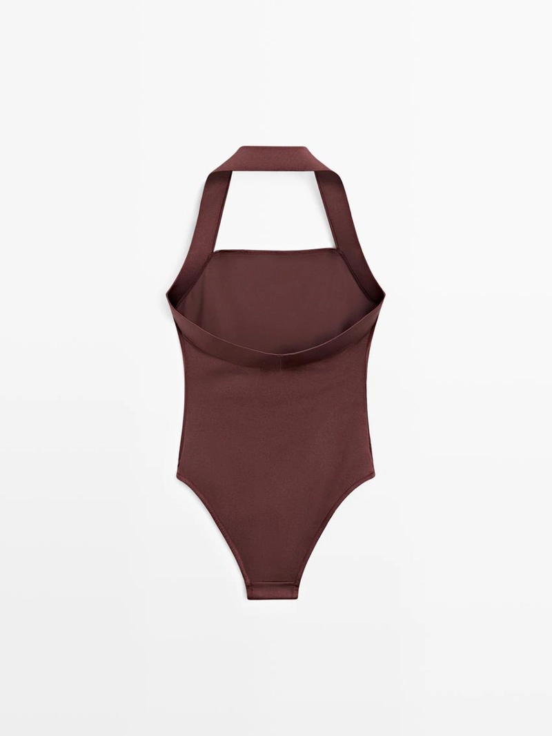 Купальник с блестящими деталями на шее