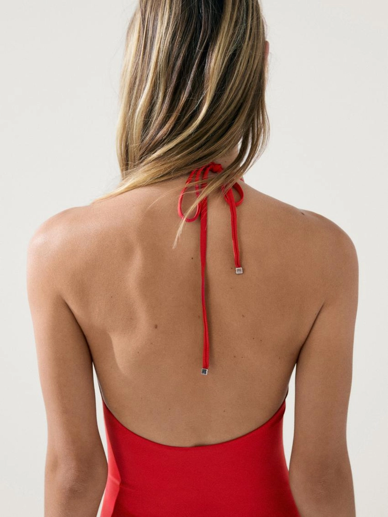 Купальник с глубоким v-образным вырезом