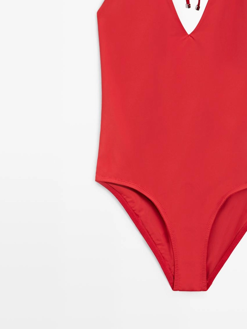 Купальник с глубоким v-образным вырезом