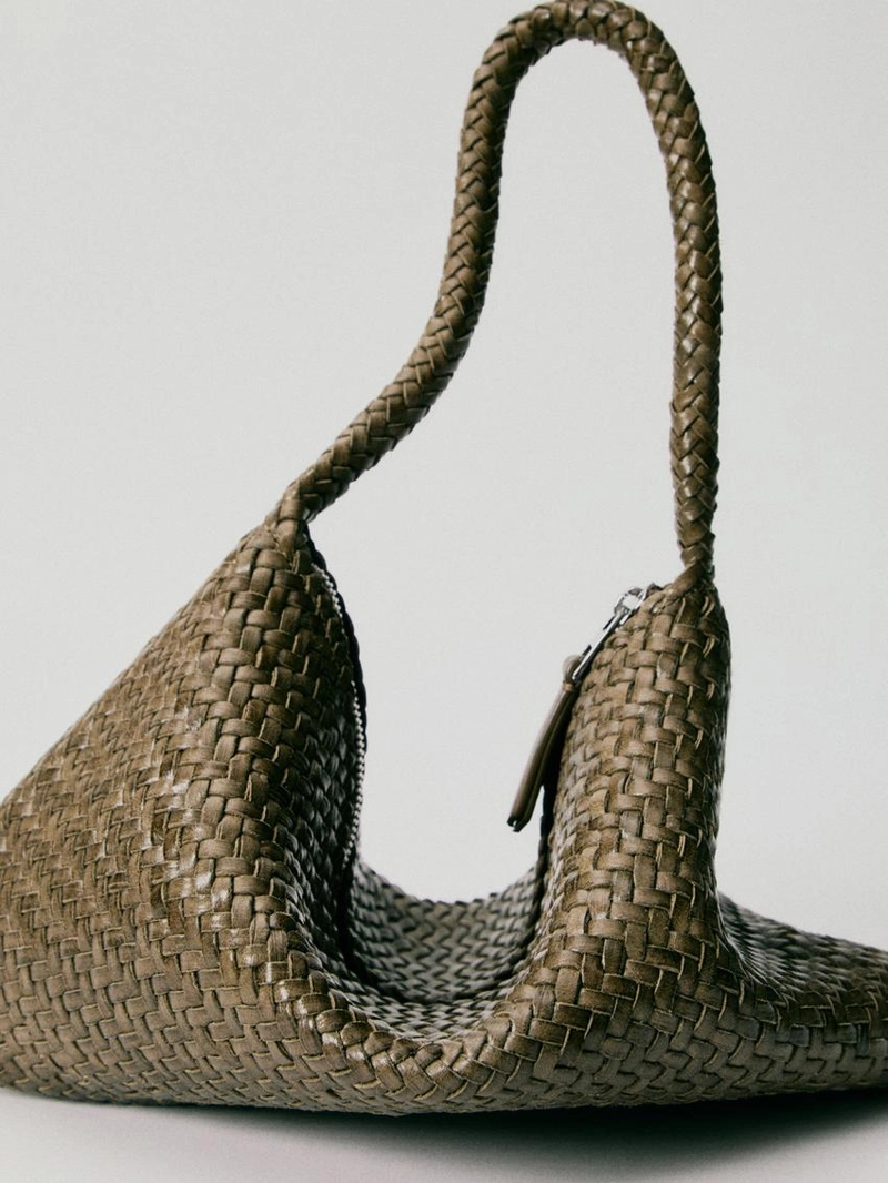 Средняя плетеная кожаная сумка через плечо