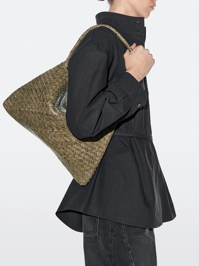 Средняя плетеная кожаная сумка через плечо