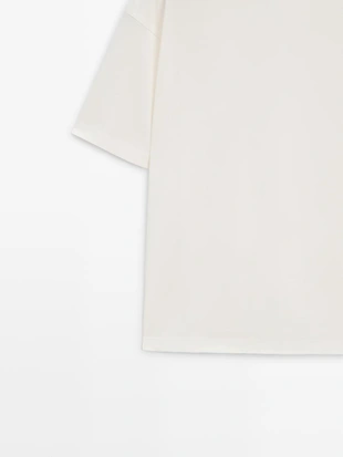 Широкая футболка из хлопкового смесового материала с короткими рукавами- Заказать в России