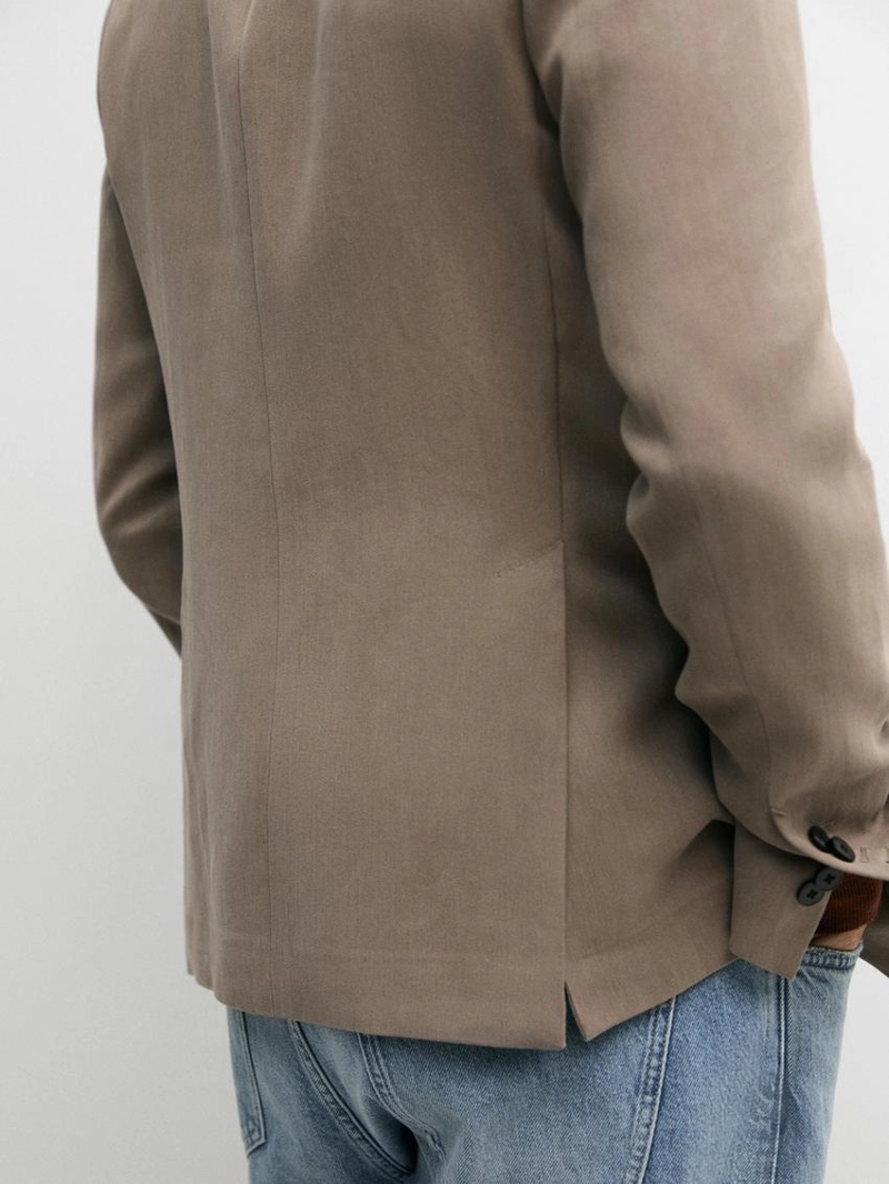 Пиджак из льна с приталенным кроем и деталями карманов