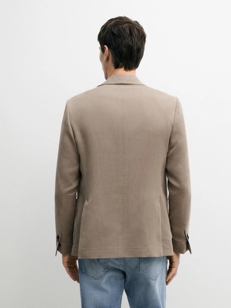 Пиджак из льна с приталенным кроем и деталями карманов