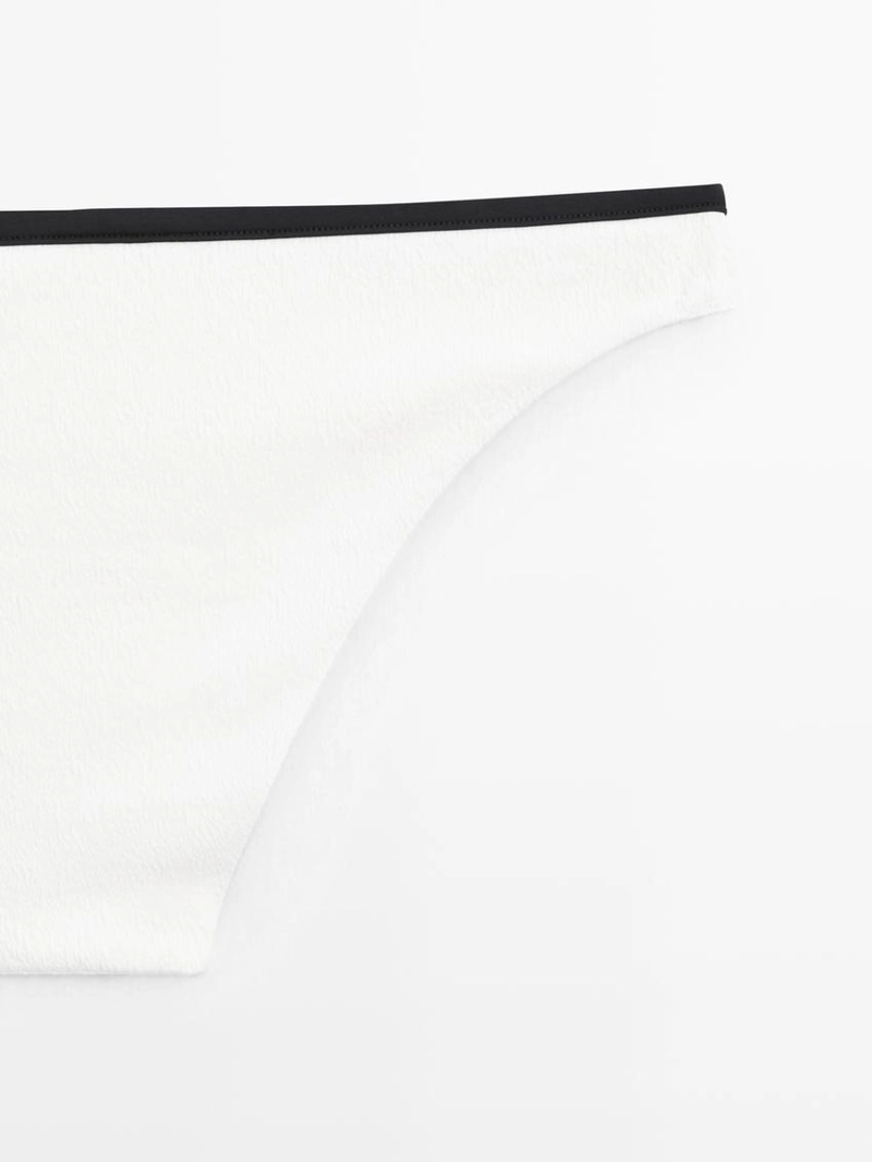 Плавки с текстурой и контрастными цветовыми деталями