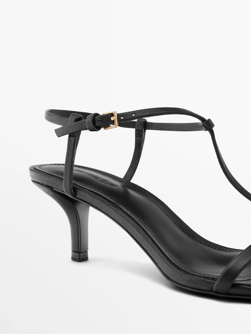 Босоножки на среднем каблуке с ремешками