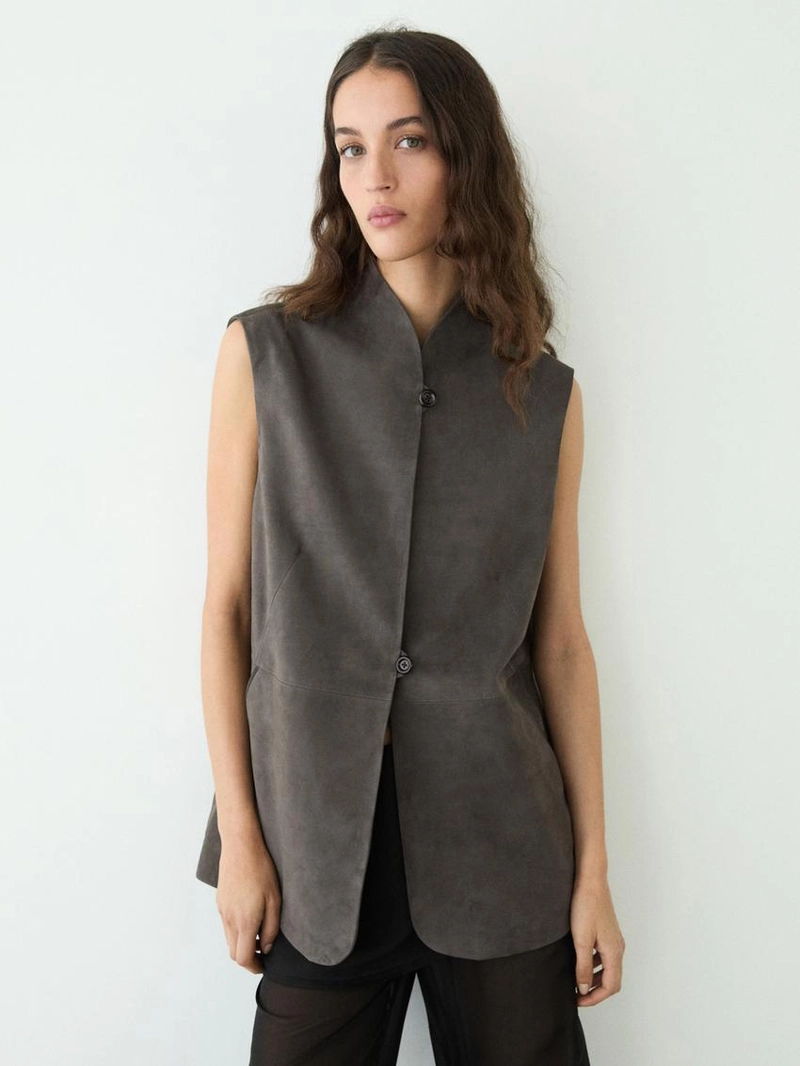 Жилет из кожи с бархатистым покрытием