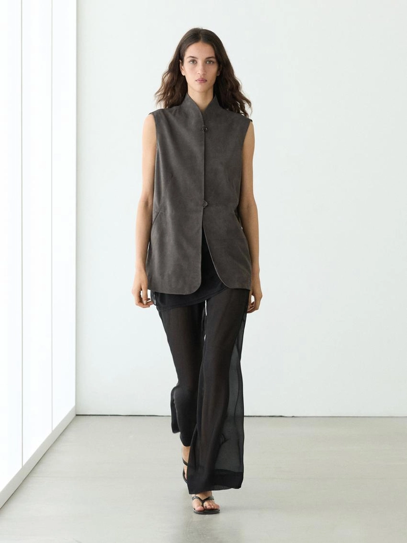 Жилет из кожи с бархатистым покрытием